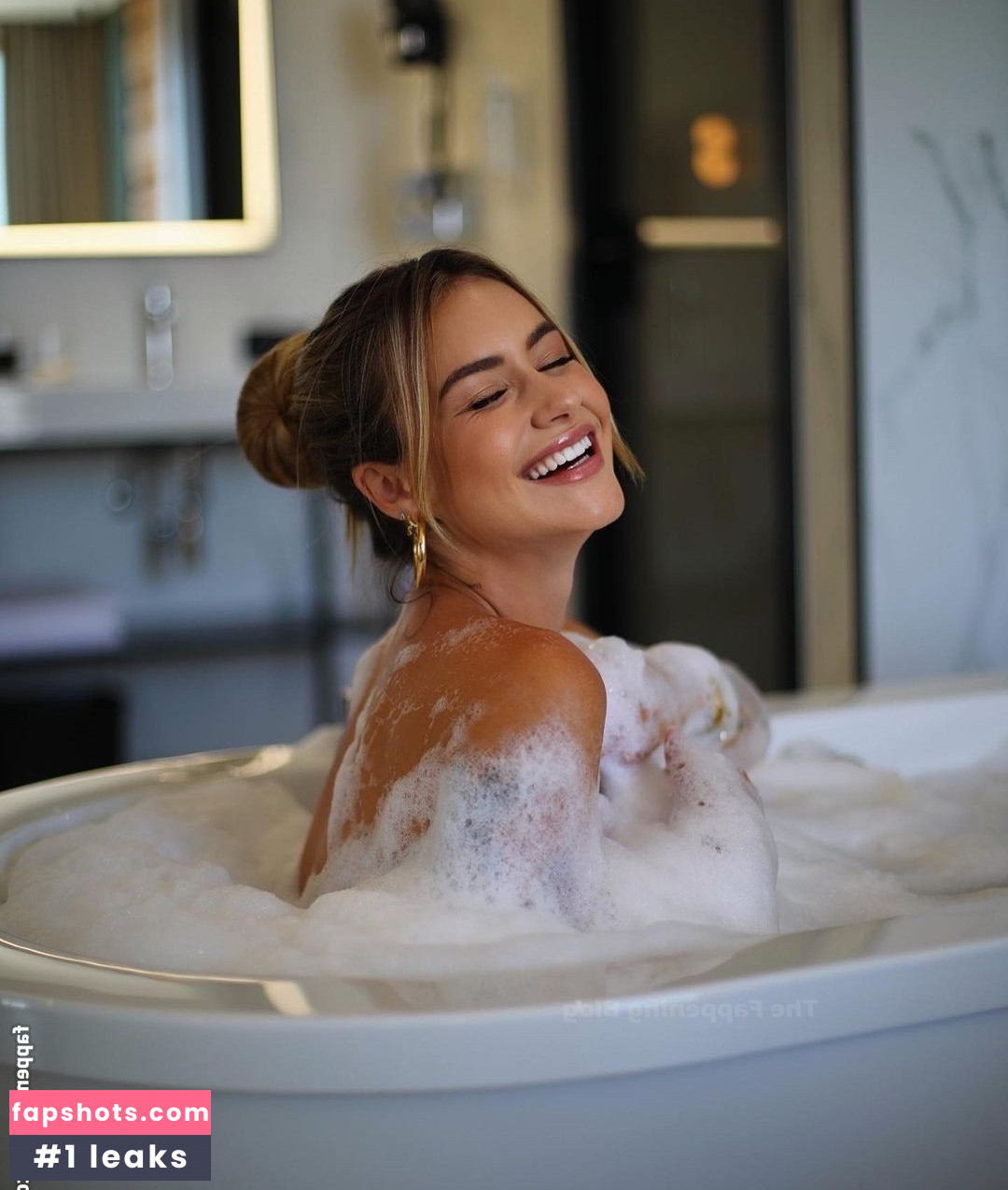 Abril Cols gallery photo #11