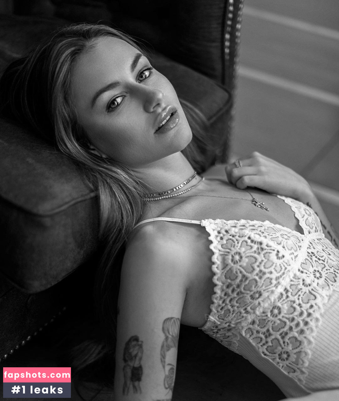 Abril Cols gallery photo #17