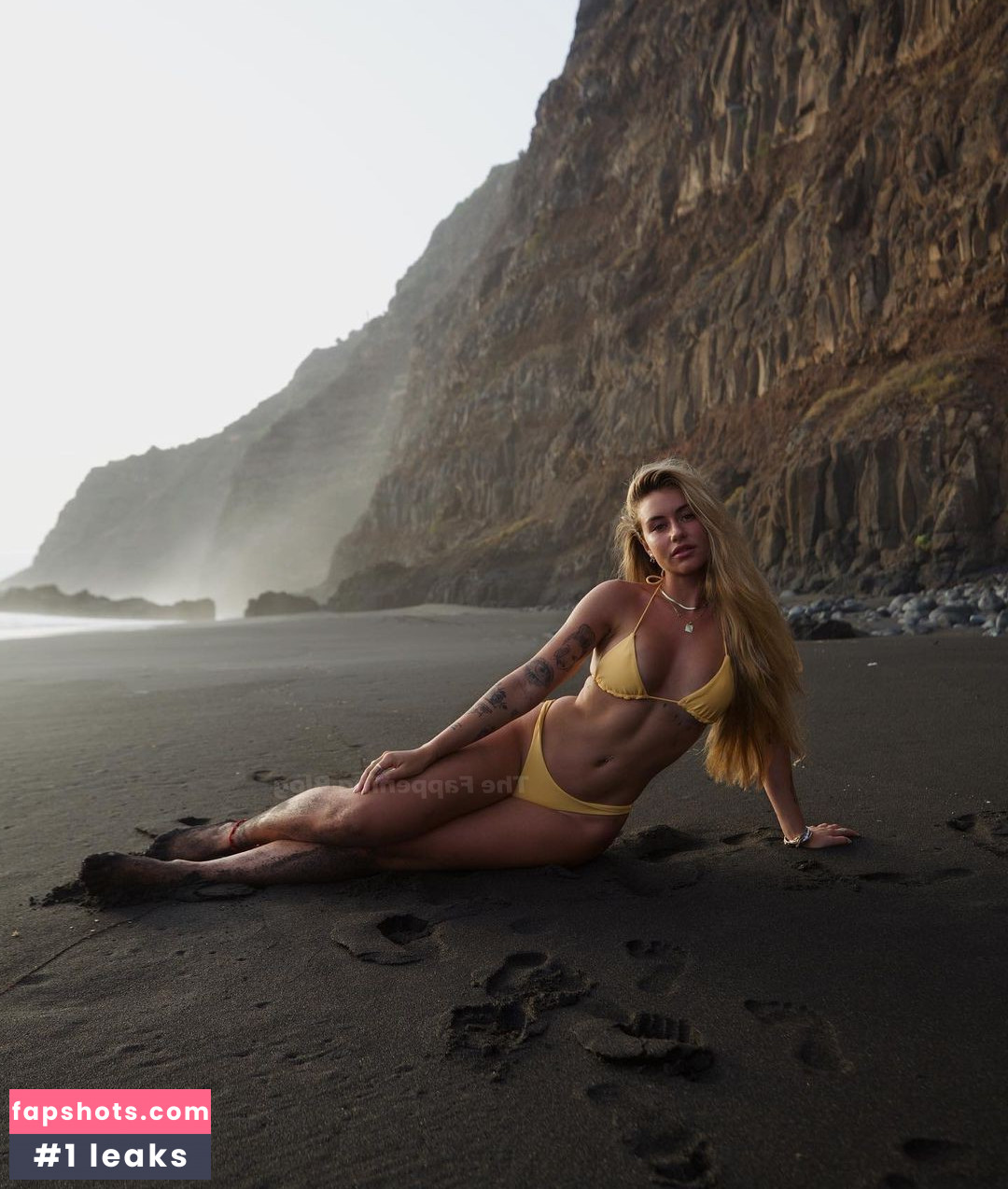 Abril Cols gallery photo #20