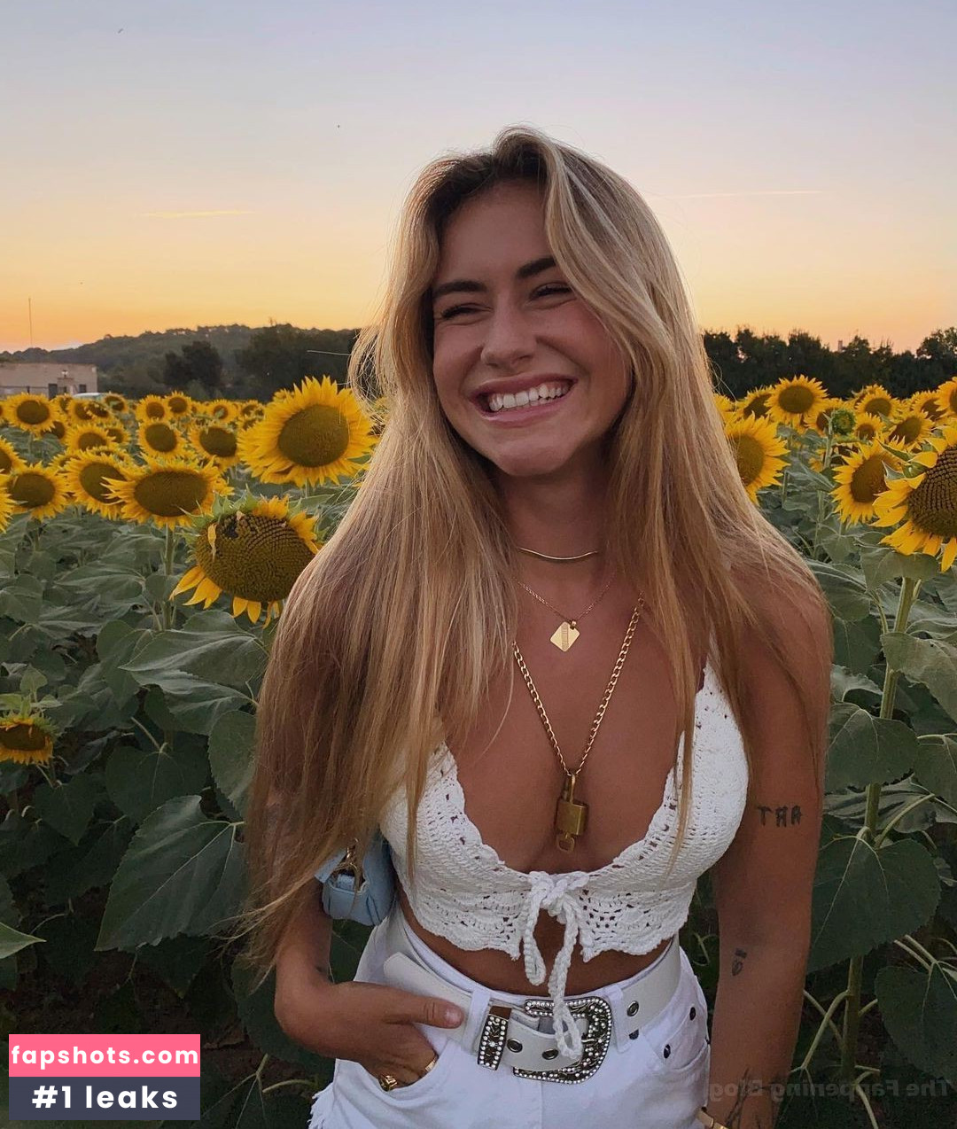 Abril Cols gallery photo #33