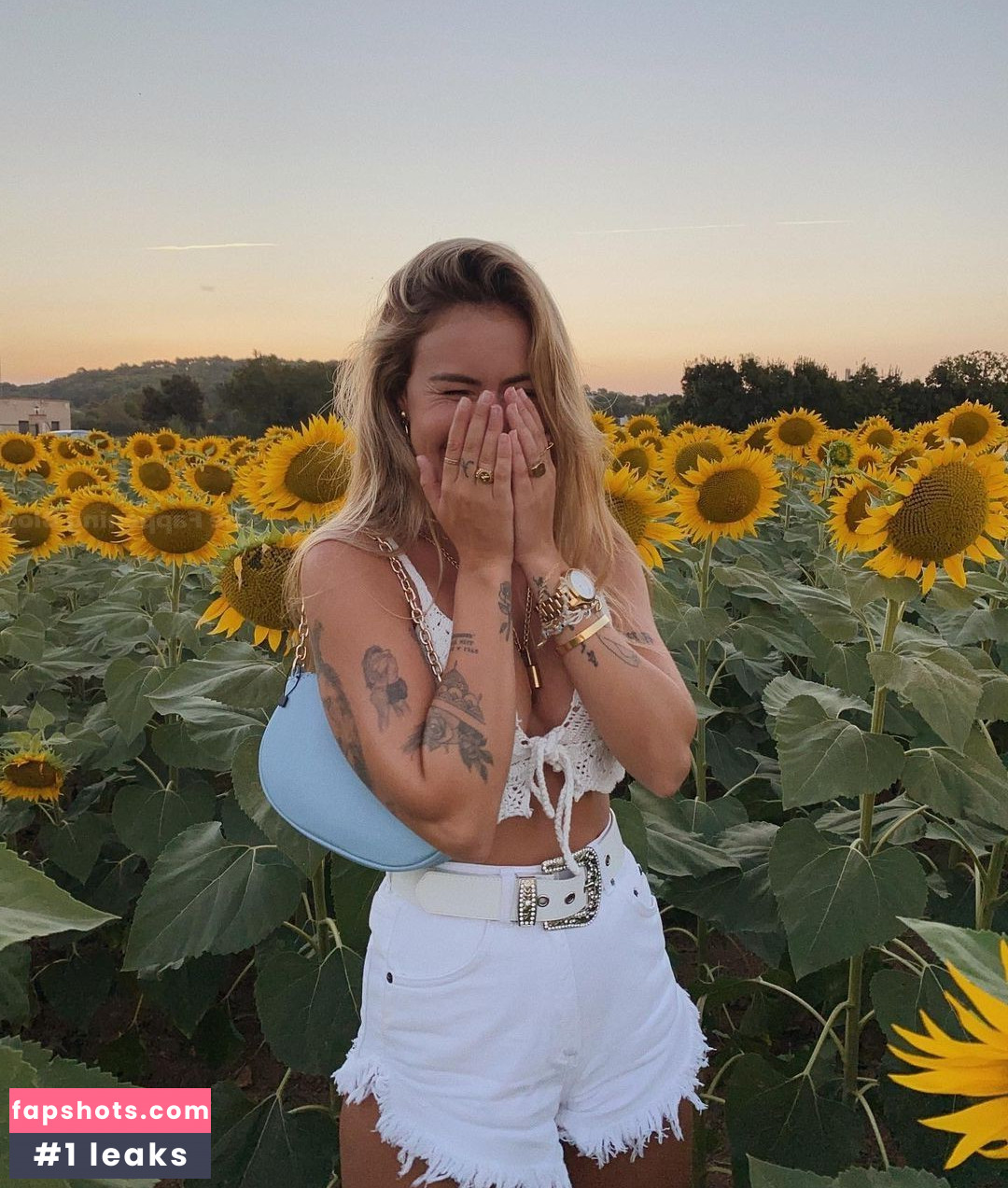 Abril Cols gallery photo #37