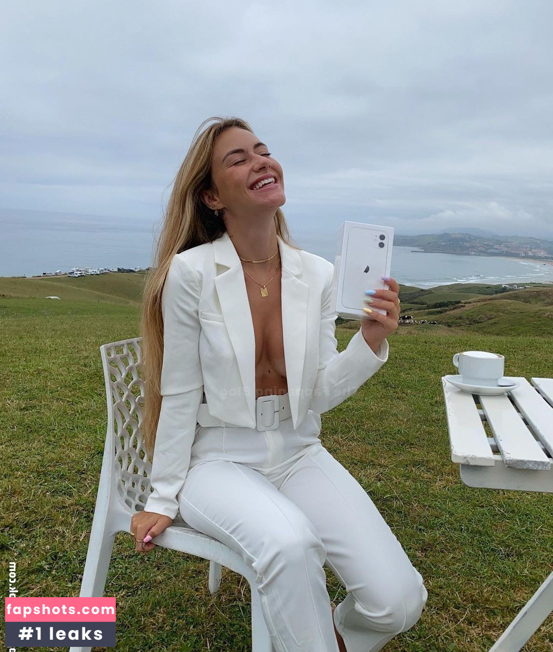 Abril Cols gallery photo #38