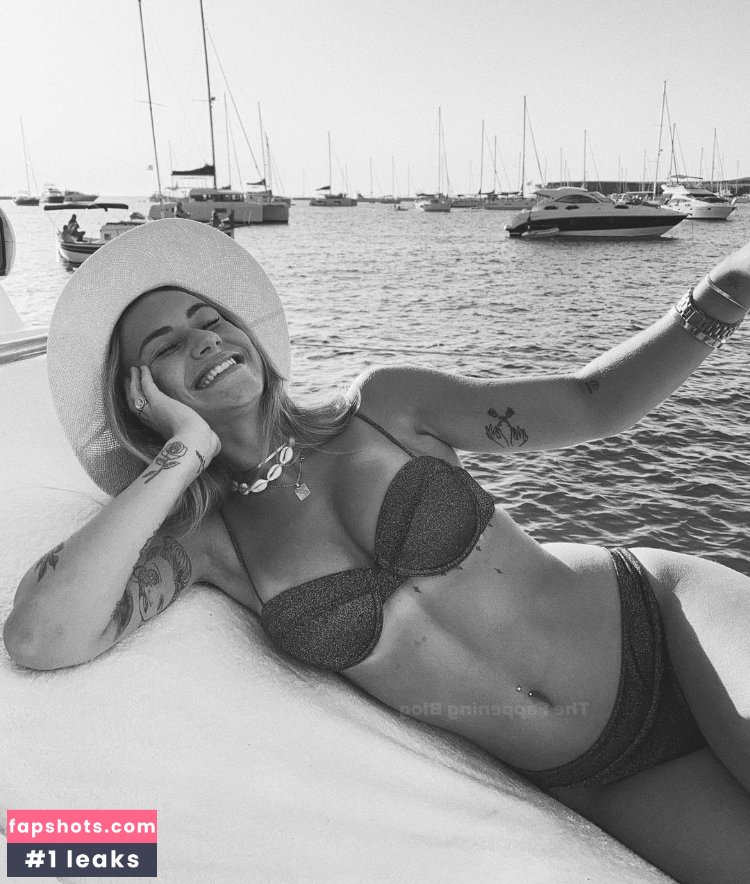 Abril Cols gallery photo #41