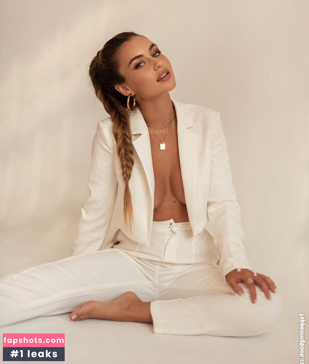 Abril Cols gallery photo #6