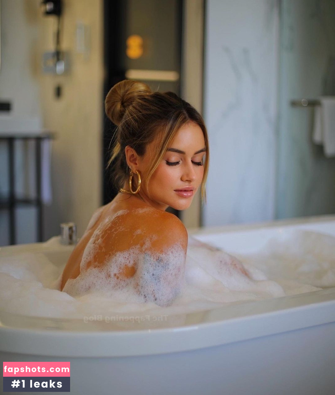 Abril Cols gallery photo #9