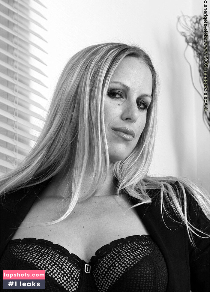 Adele Stephens gallery photo #1252