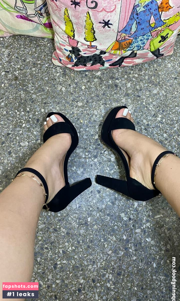 Adri Feet gallery photo #6