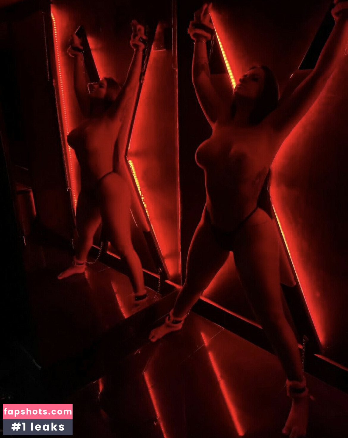 Adriana Quintino gallery photo #7