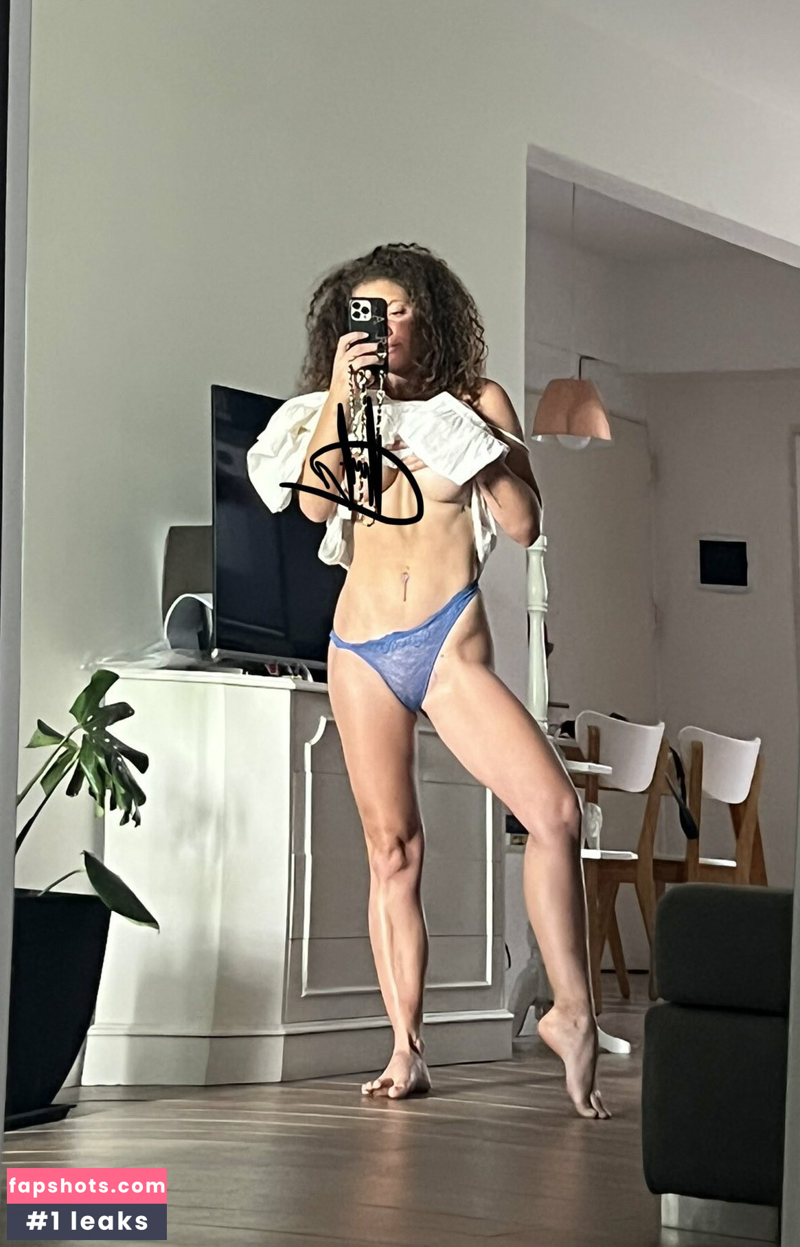 Ailu Gonzalez gallery photo #3