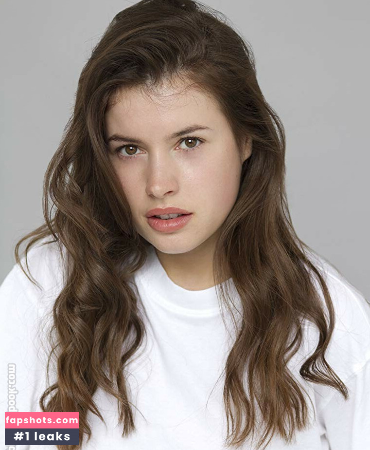 Aimee Kelly nude babe gallery