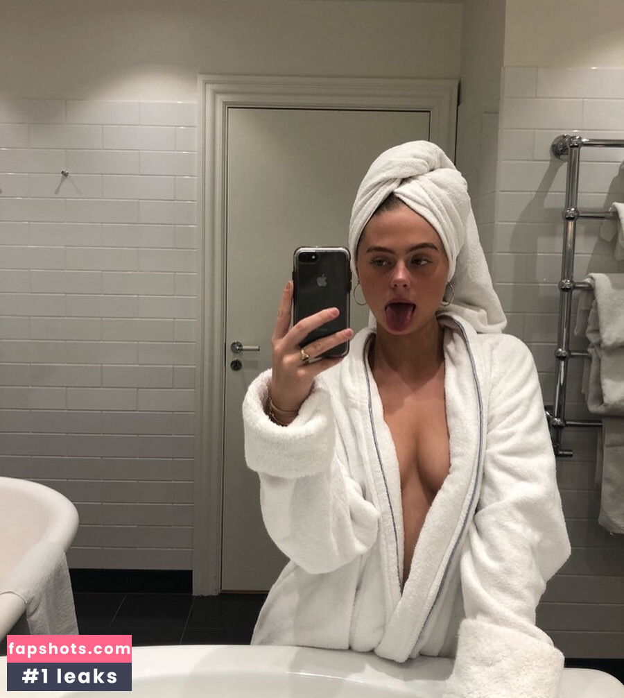 Aja Viola gallery photo #8