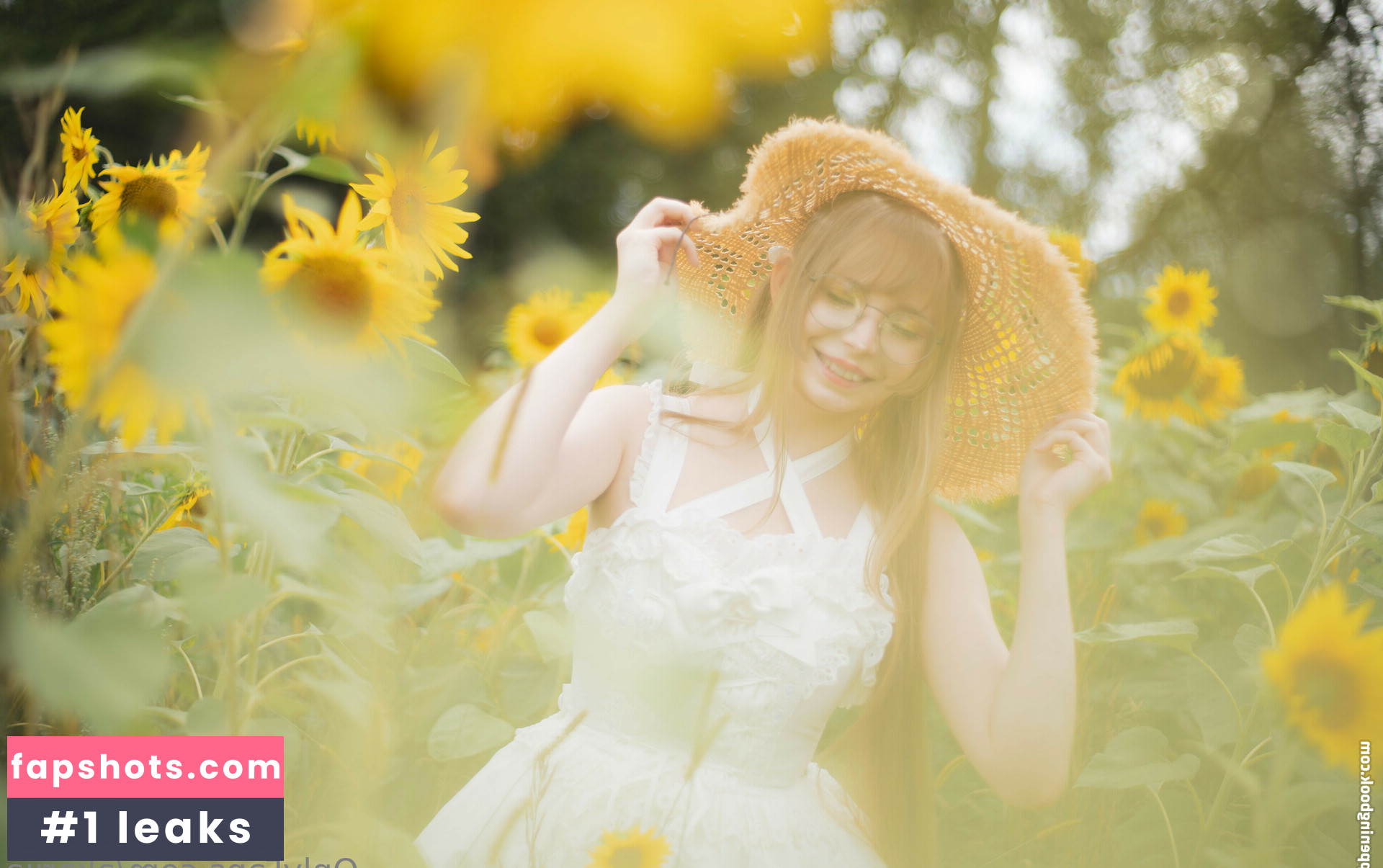 Akariia Cosplay gallery photo #10