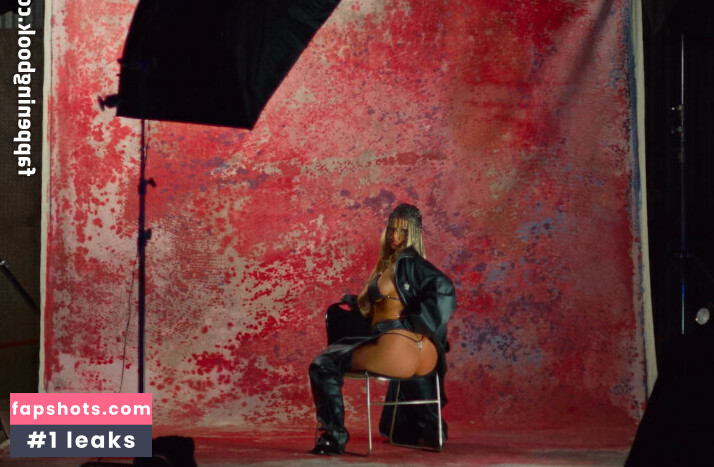 Alabama Barker gallery photo #3