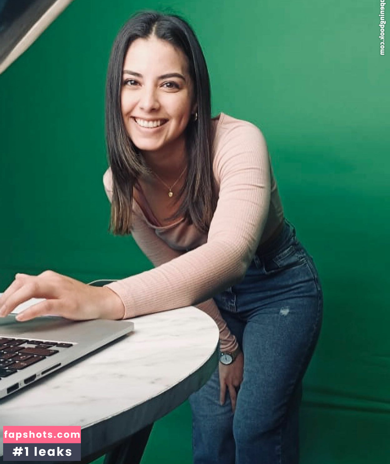 Alee Guzmán gallery photo #3