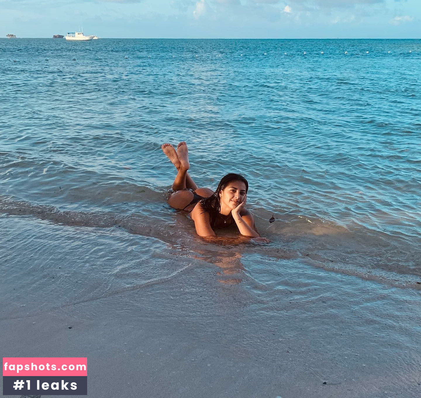 Alee Guzmán gallery photo #8