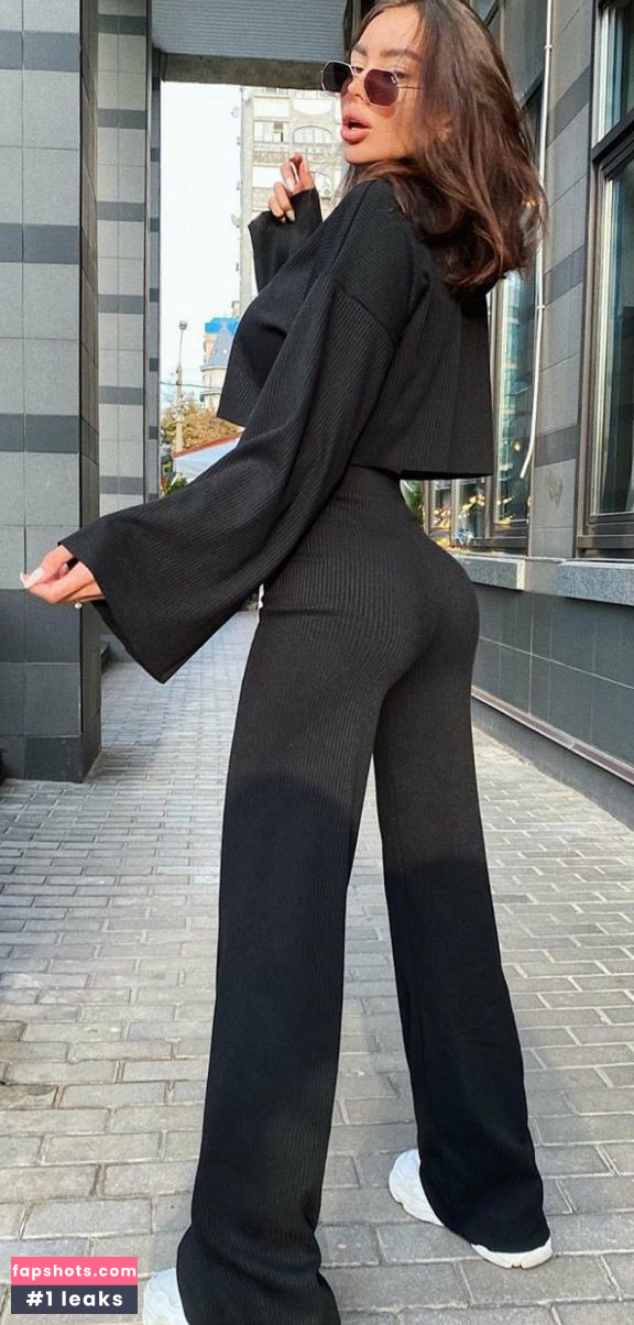 Alena Omovich gallery photo #15