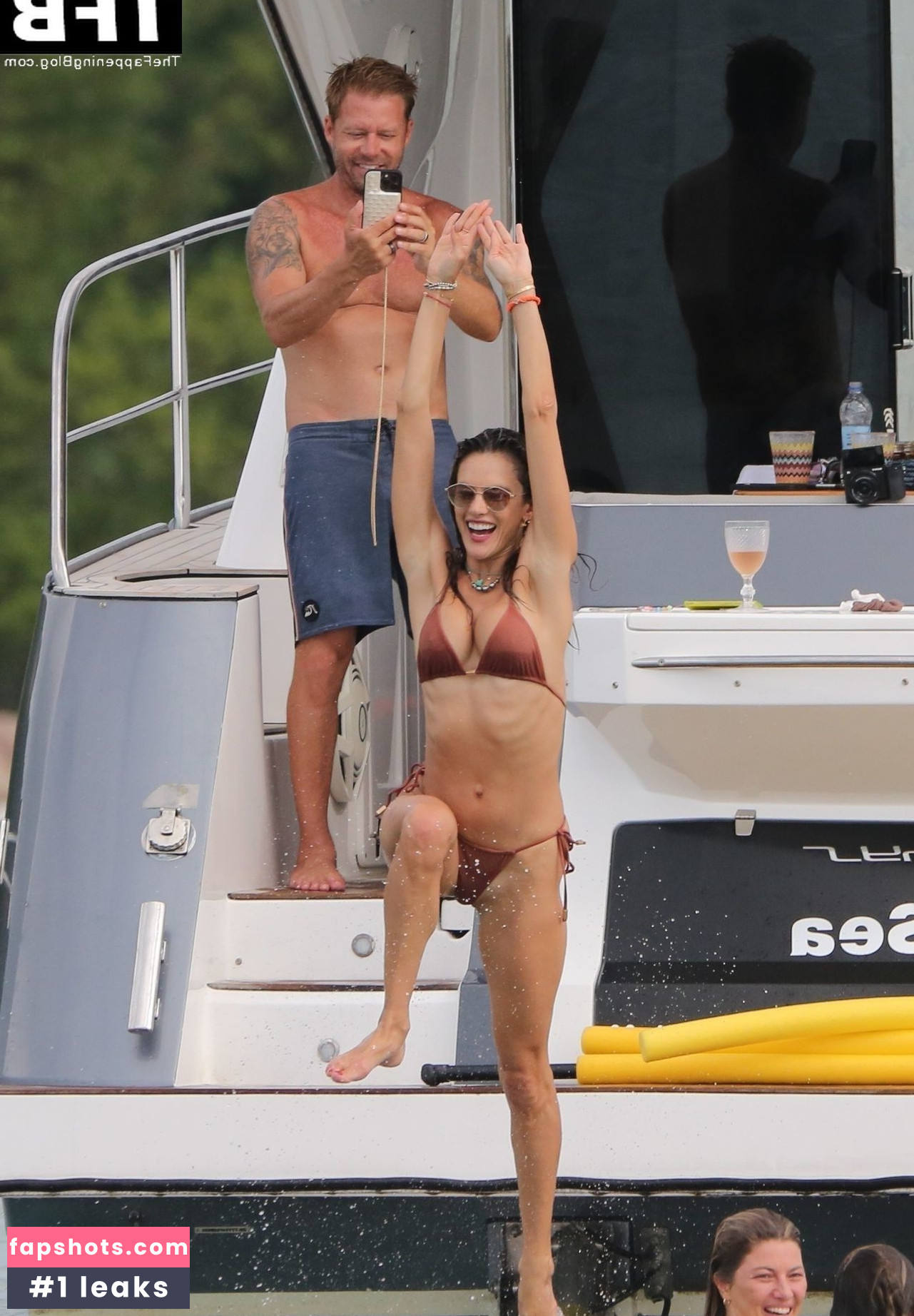 Alessandra Ambrosio gallery photo #2254