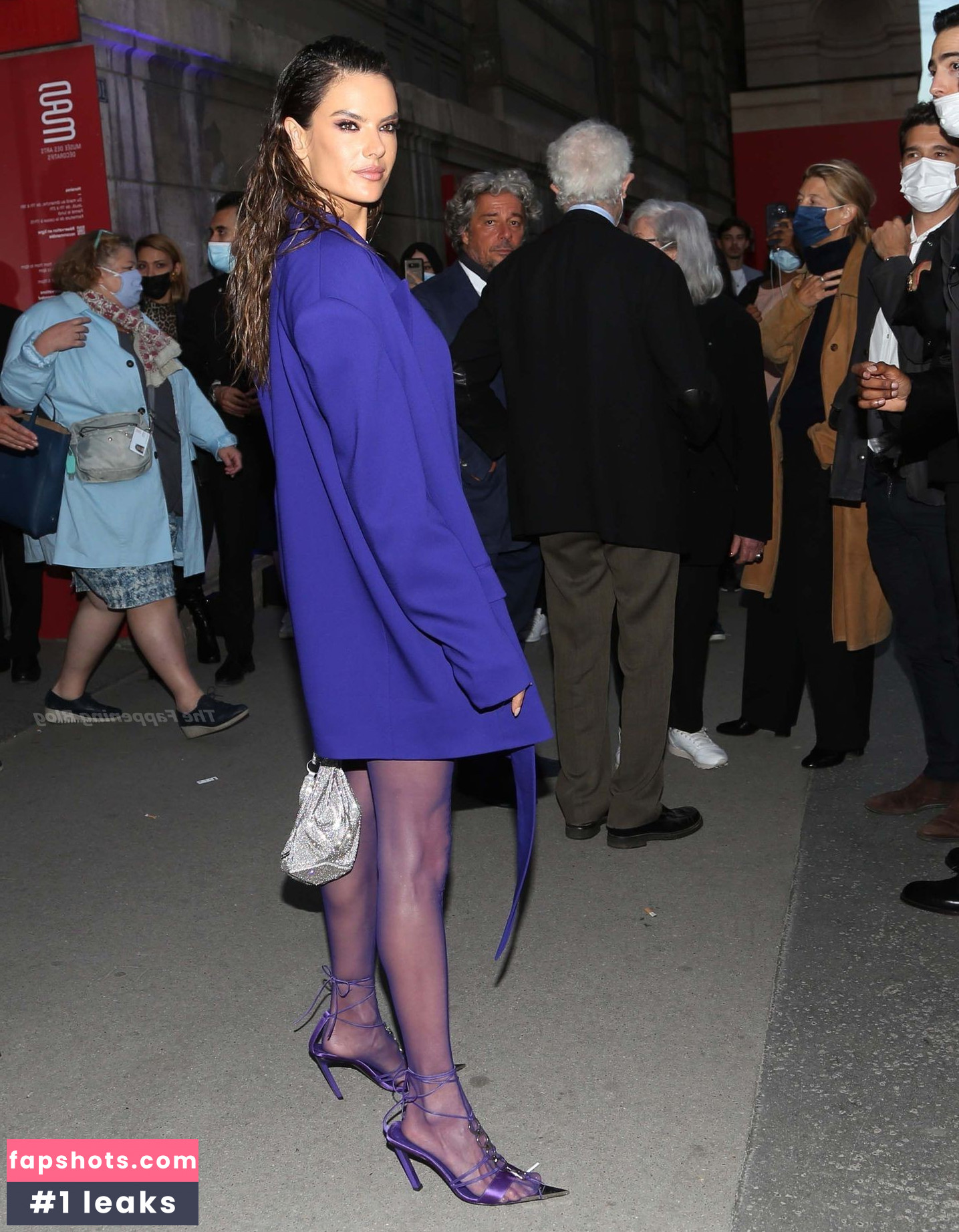 Alessandra Ambrosio gallery photo #2442