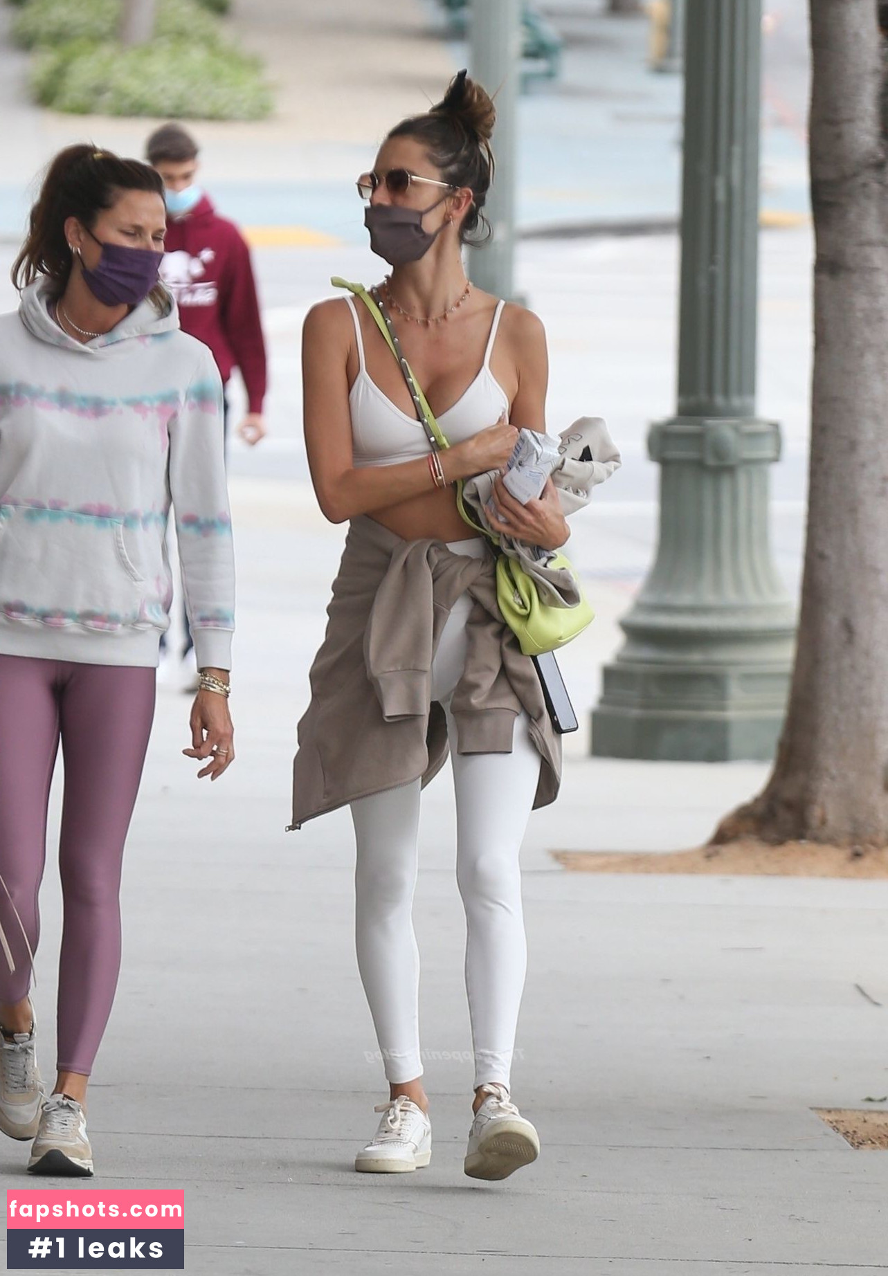 Alessandra Ambrosio gallery photo #2673