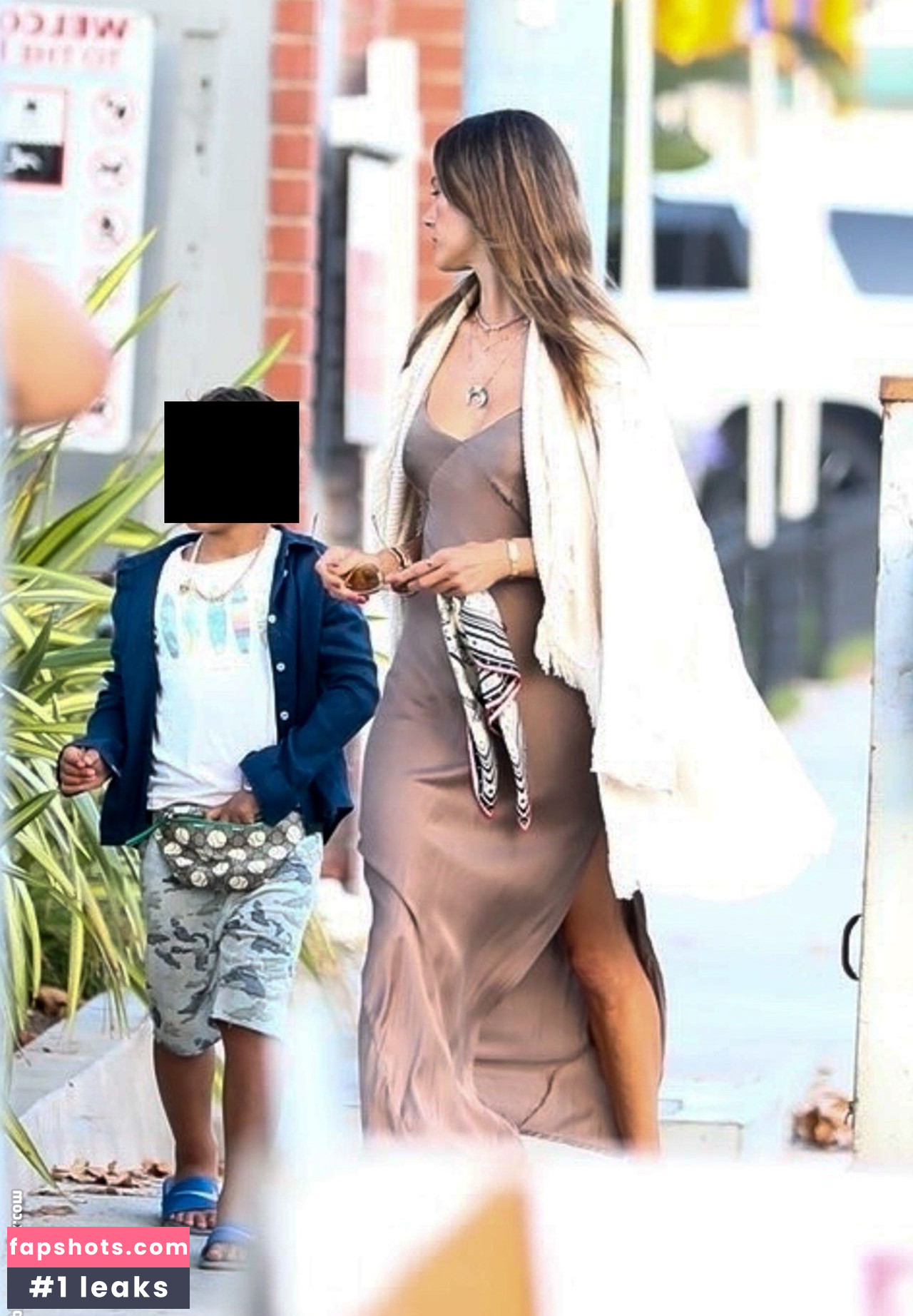 Alessandra Ambrosio gallery photo #3672