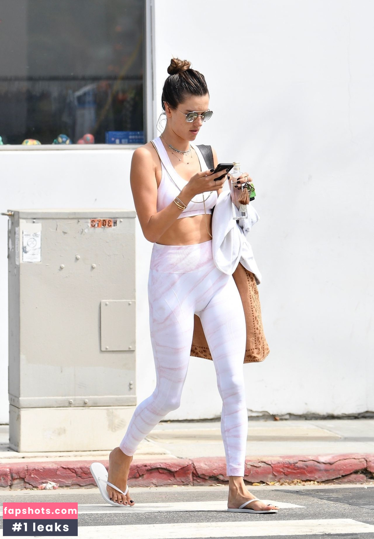 Alessandra Ambrosio gallery photo #4354