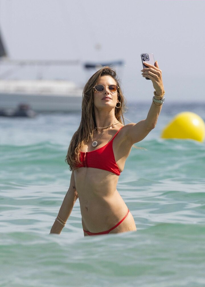 alessandra-ambrosio gallery photo #1690