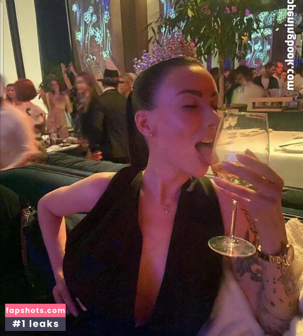 Alesya Vidnova Pena gallery photo #30