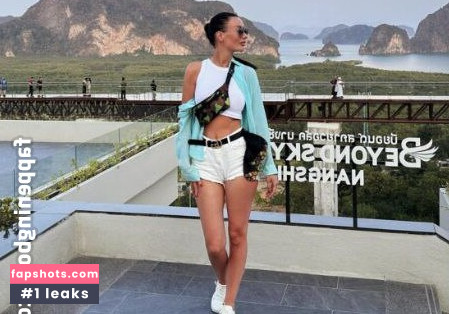 Alesya Vidnova Pena gallery photo #36