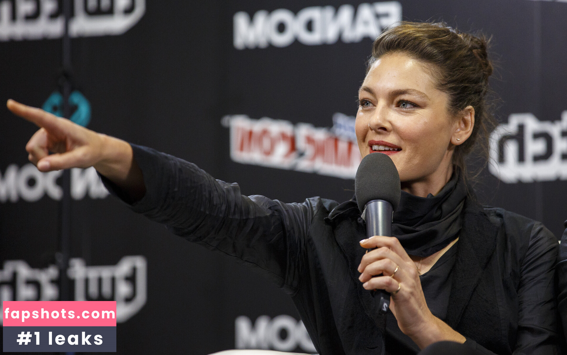 Alexa Davalos gallery photo #2