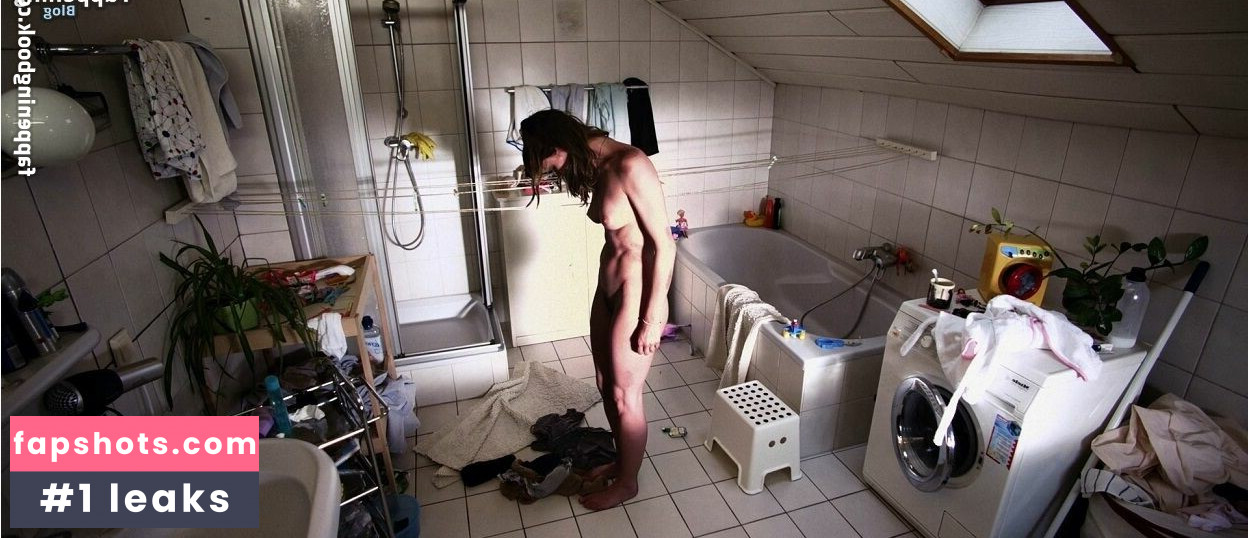 Alexandra Finder gallery photo #9