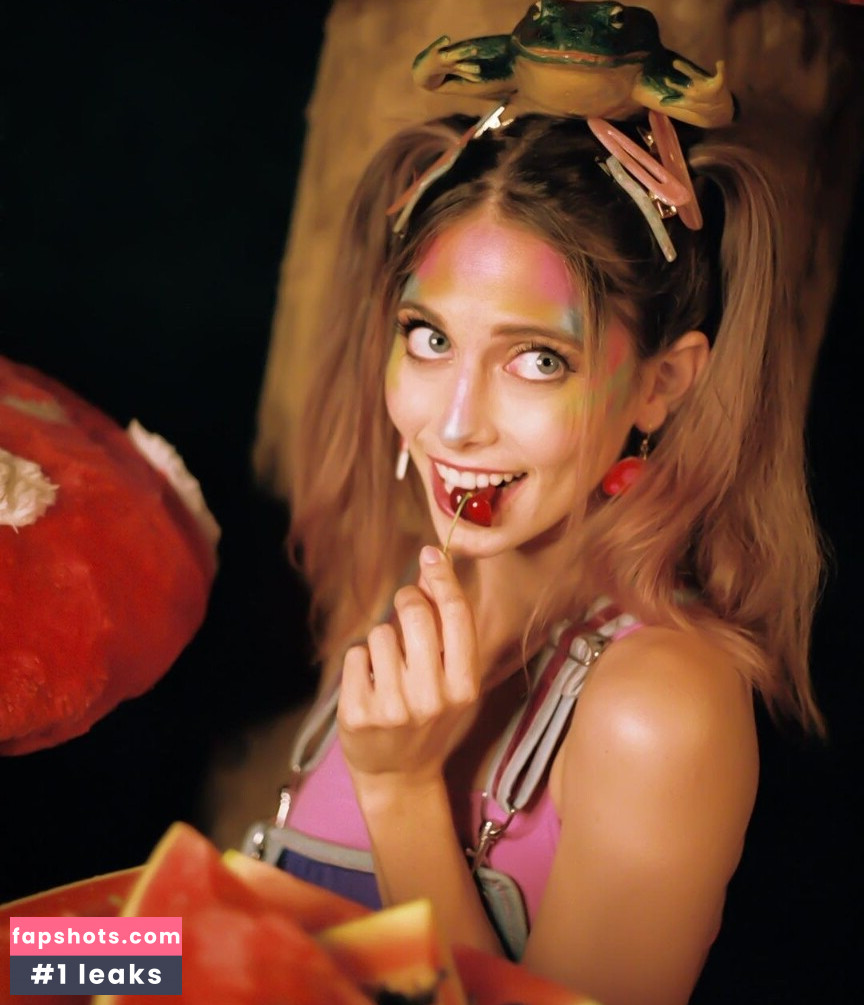 AlexandraQnin gallery photo #11