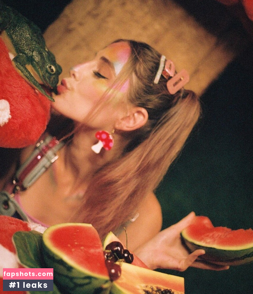 AlexandraQnin gallery photo #15