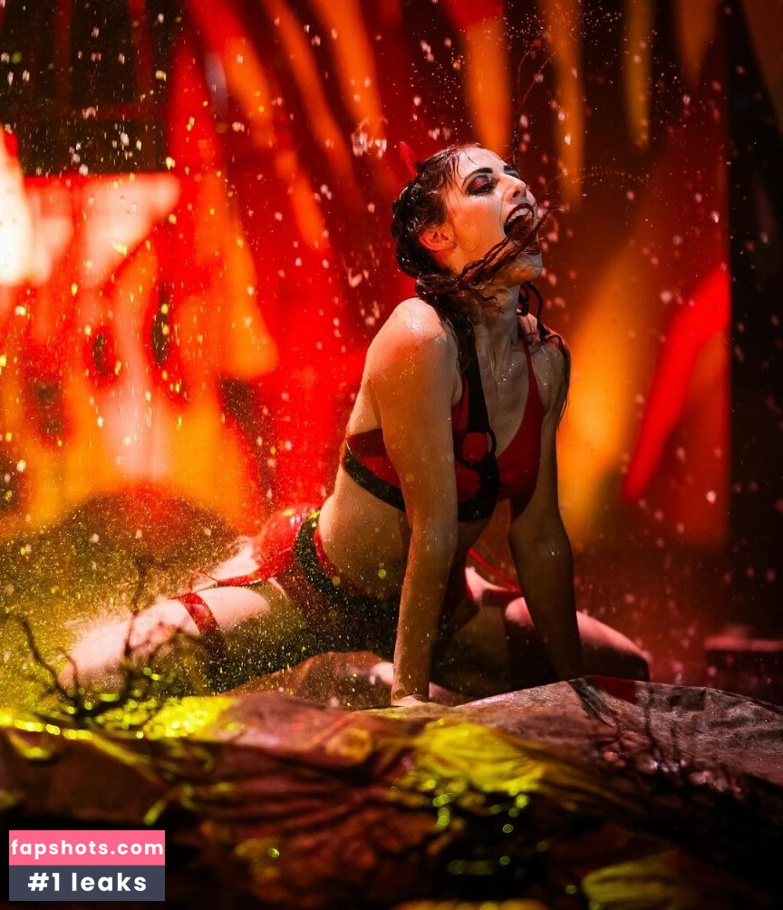 AlexandraQnin gallery photo #29