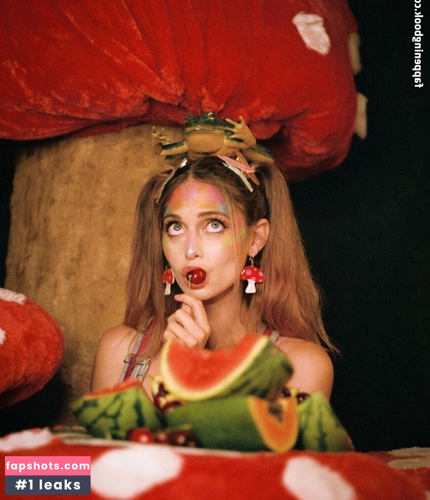 AlexandraQnin gallery photo #8