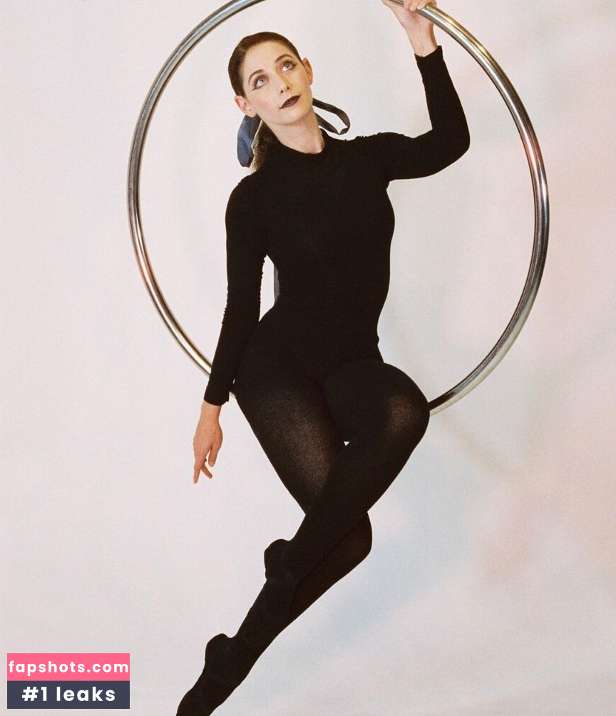 AlexandraQnin gallery photo #9