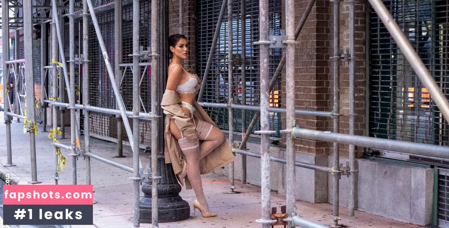 Alexia Inguanzo gallery photo #2