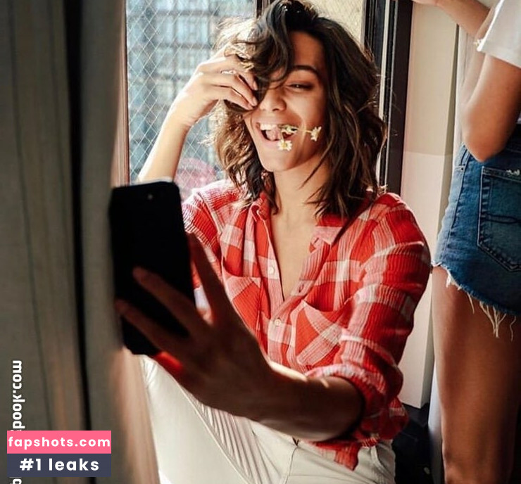 Alexis Gaube gallery photo #28