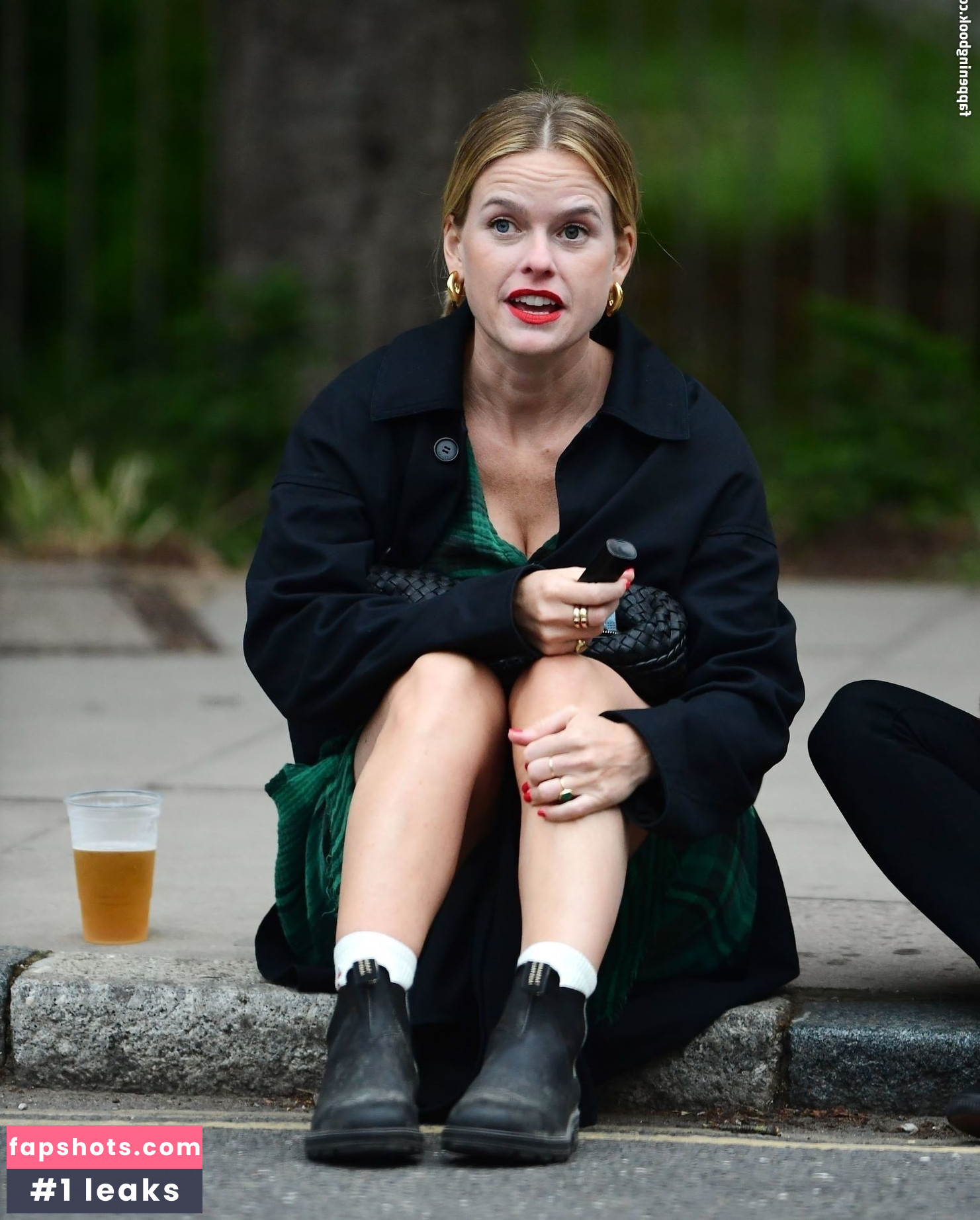 Alice Eve gallery photo #207