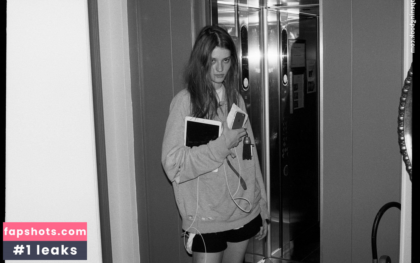 Alicia Davis gallery photo #23