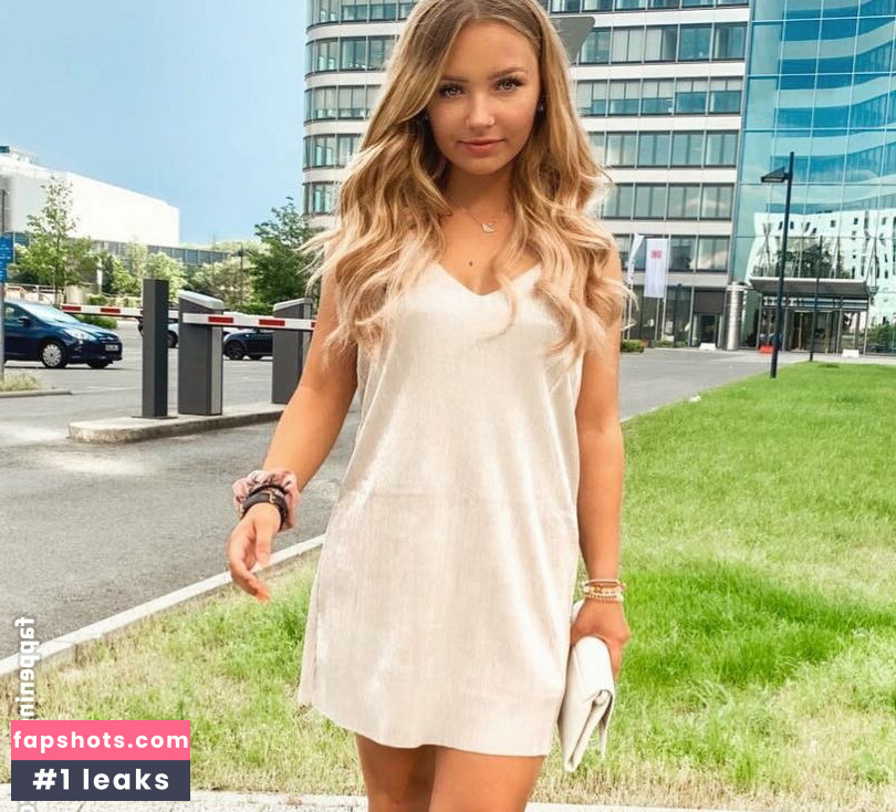 Alina Mour gallery photo #4