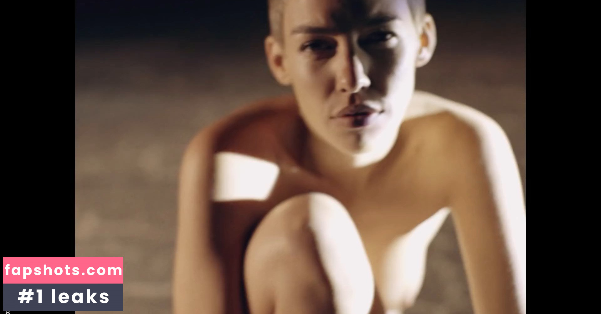 Alina Süggeler gallery photo #10