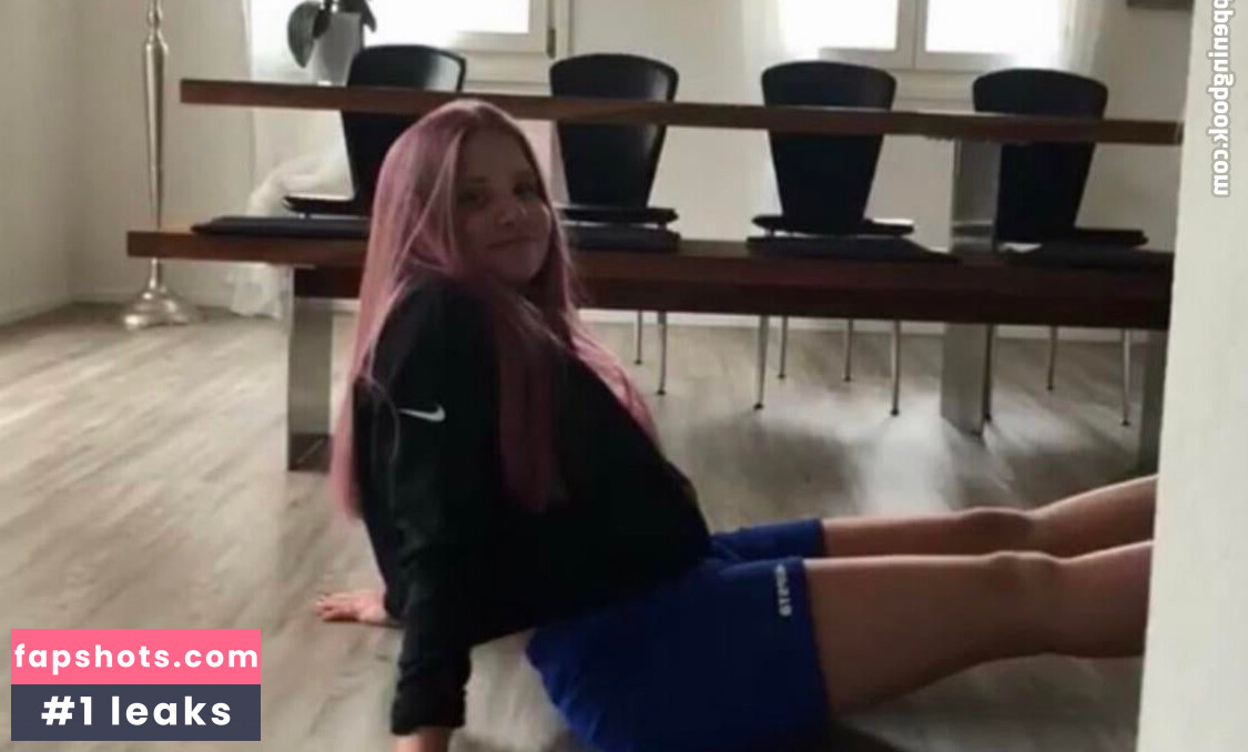 Aline Zwahlen gallery photo #18