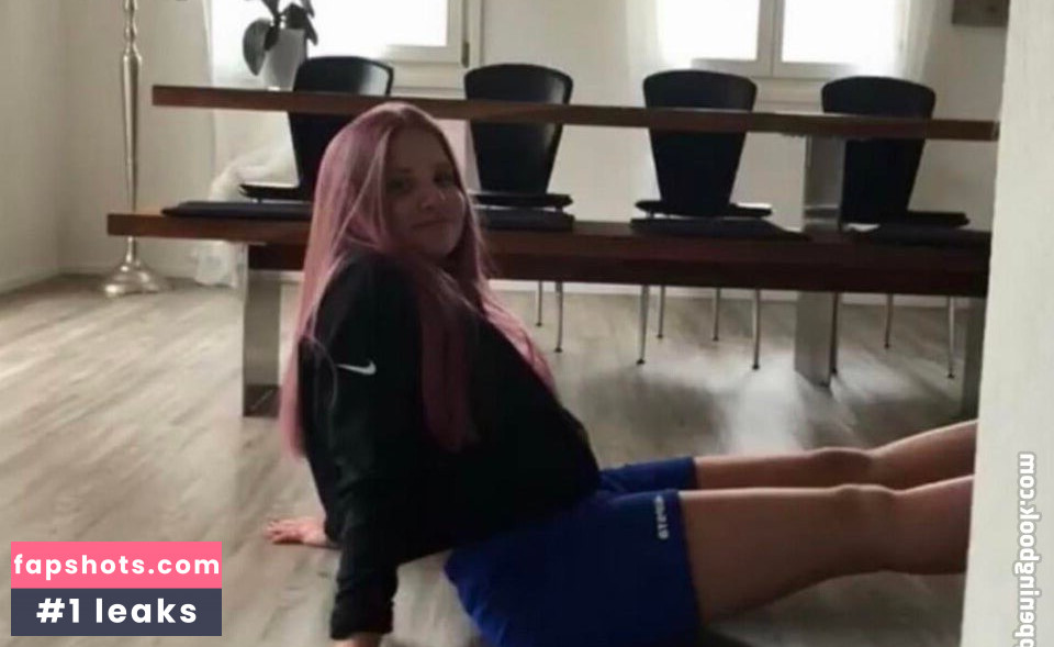 Aline Zwahlen gallery photo #28