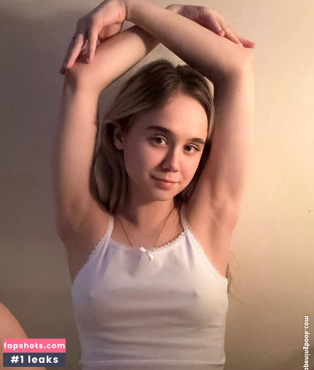 Alisa Goldfinch gallery photo #34