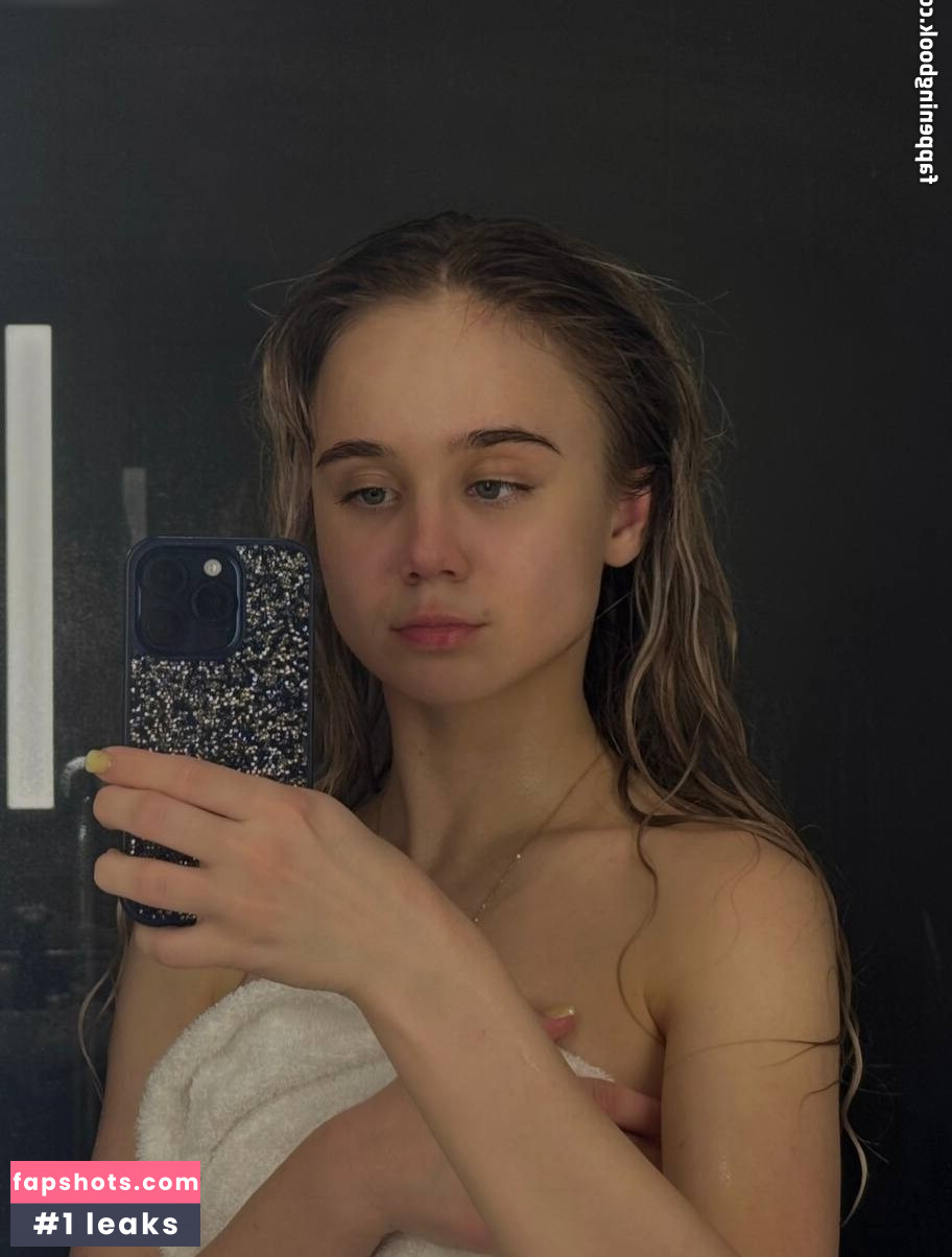 Alisa Goldfinch gallery photo #41