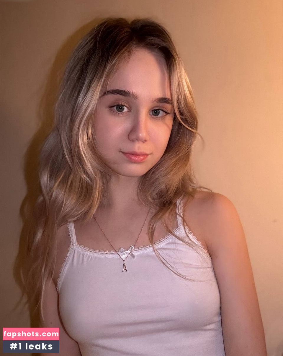 Alisa Goldfinch gallery photo #42