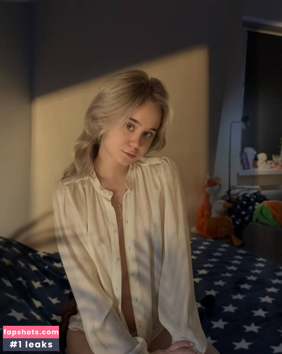 Alisa Goldfinch gallery photo #43