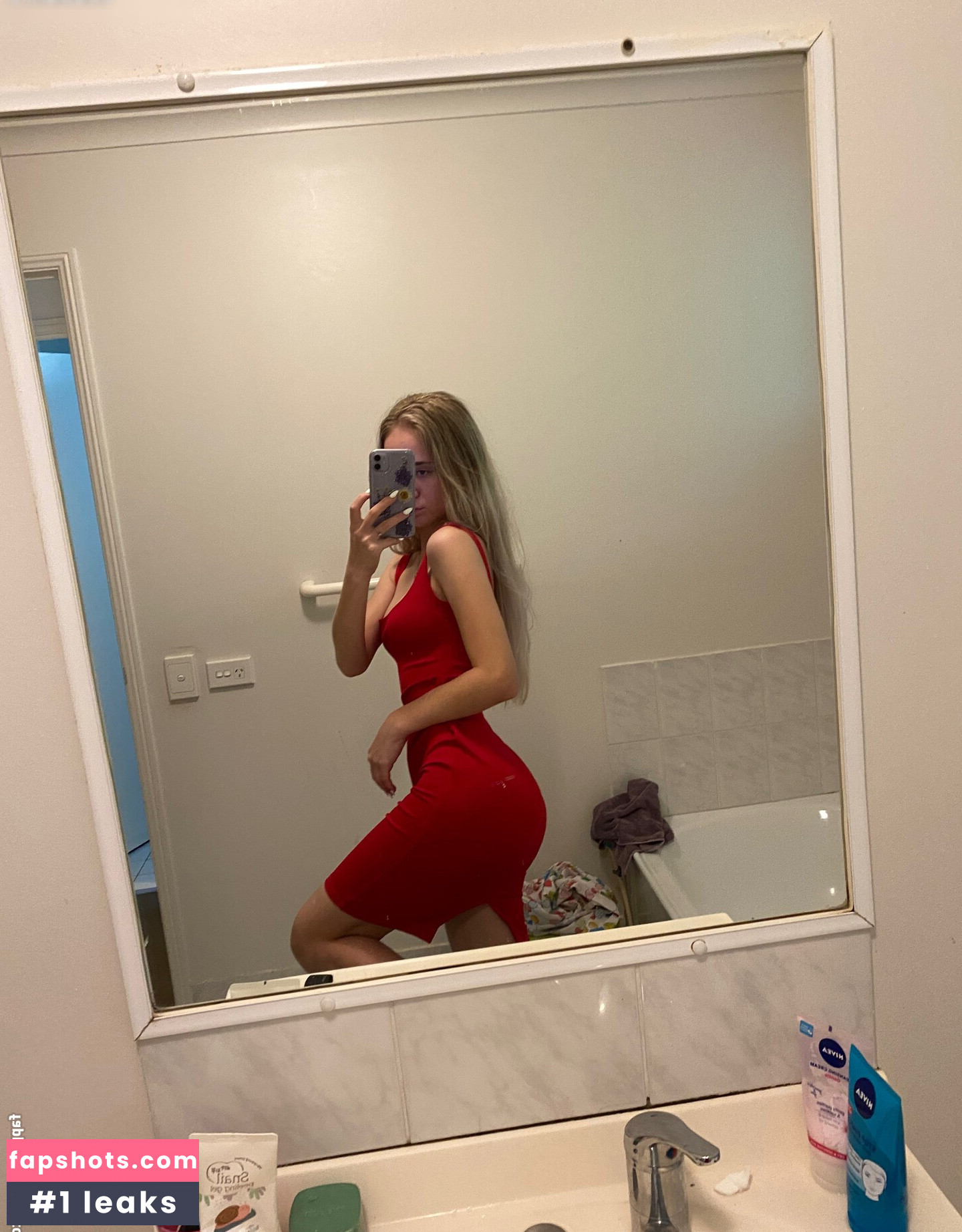 Alisa Goldfinch gallery photo #7