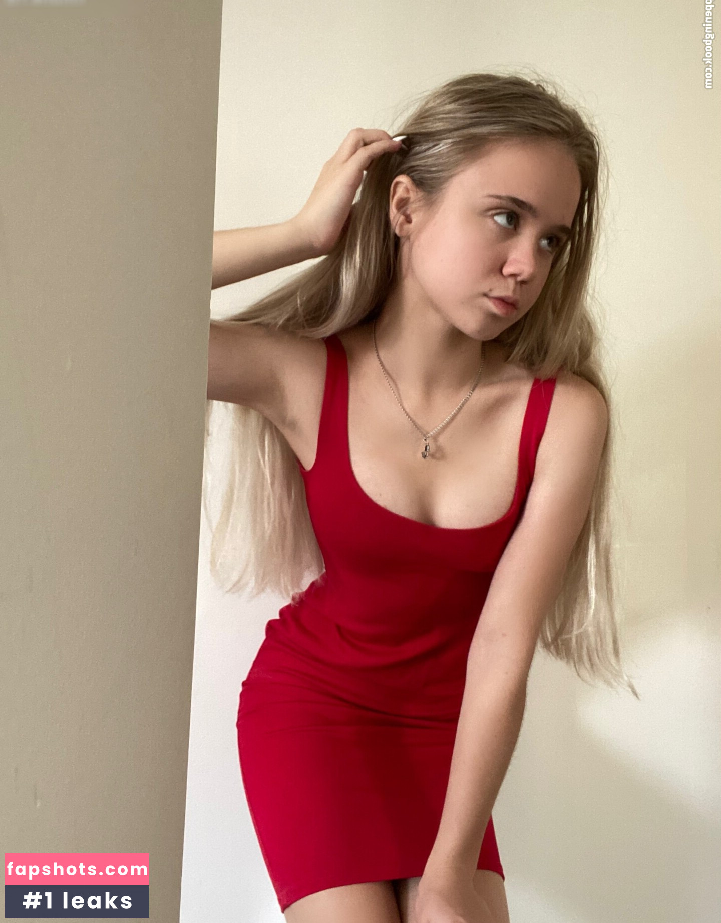 Alisa Goldfinch gallery photo #9