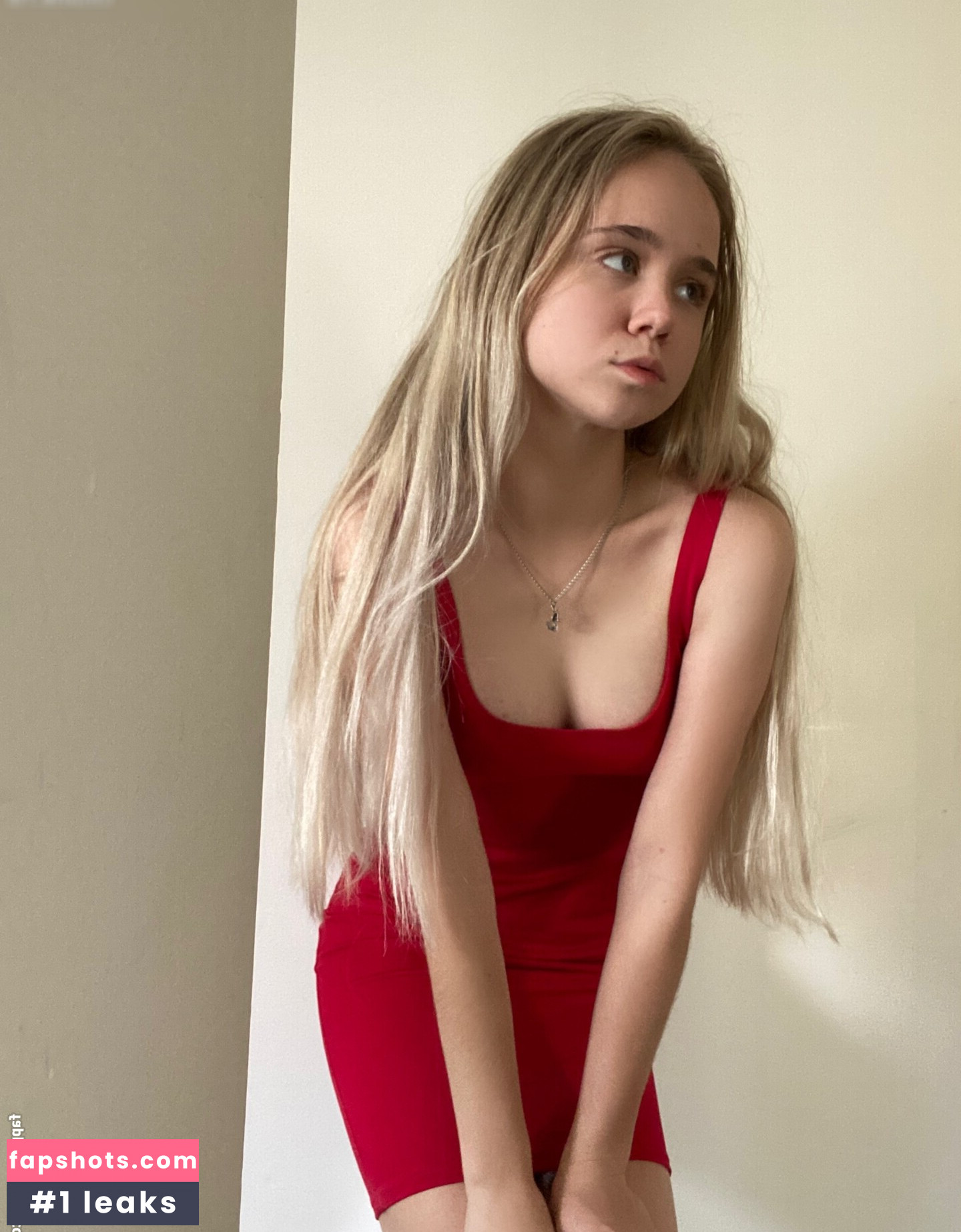 Alisa Goldfinch gallery photo #10